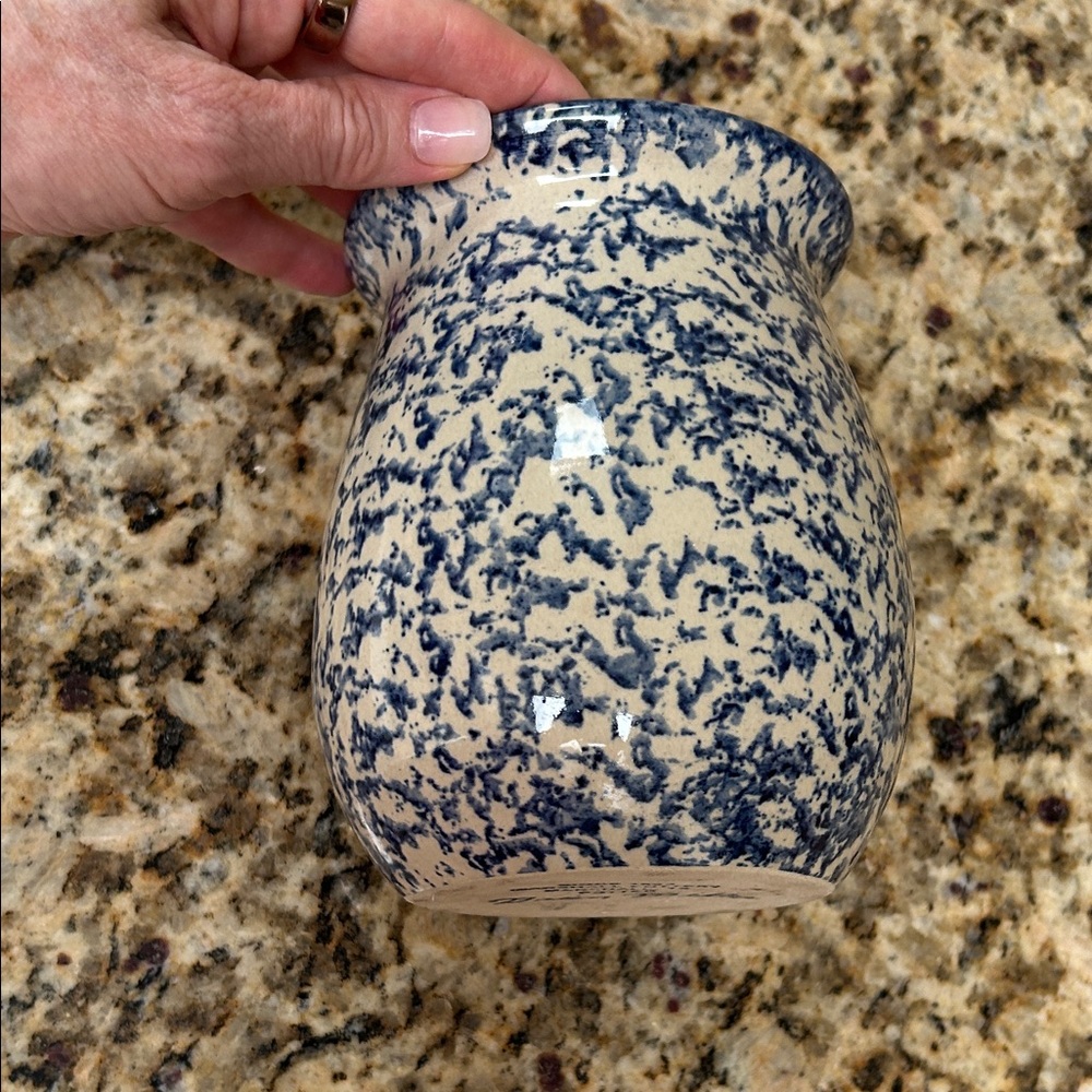 Marshall Pottery Blue and White Speckled Ceramic Vase. Signed by Brian Miller. - Picture 8 of 10